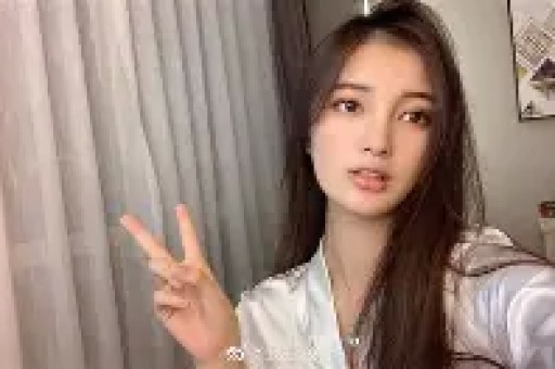 62岁男明星迎娶25岁丹麦美女教练38岁年龄差惊到众多吃瓜网友